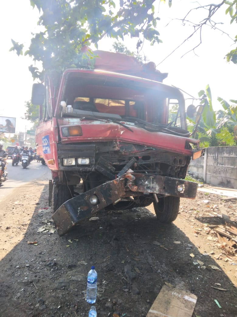 Truk Tabrak Angkot di Wonoayu, Empat Orang Terluka dan Kendaraan Masuk Parit