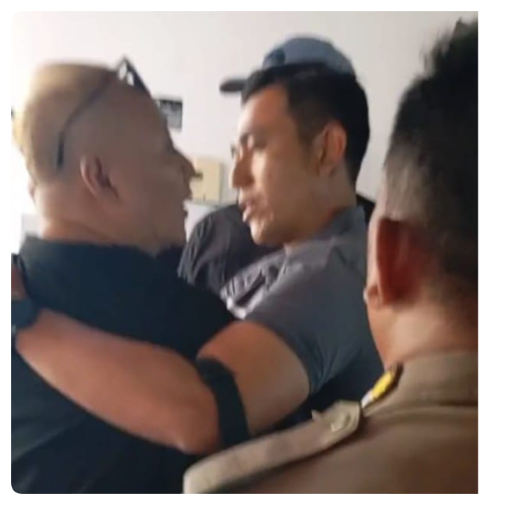 Oknum Pengawal Wakil Bupati Sidoarjo Tantang Wartawan Duel Dan Adu Jotos Saat Melakukan Liputan Mediasi PT SGM Dengan Pihak Terkait Yang Di gelar Di Pendopo Sidoarjo