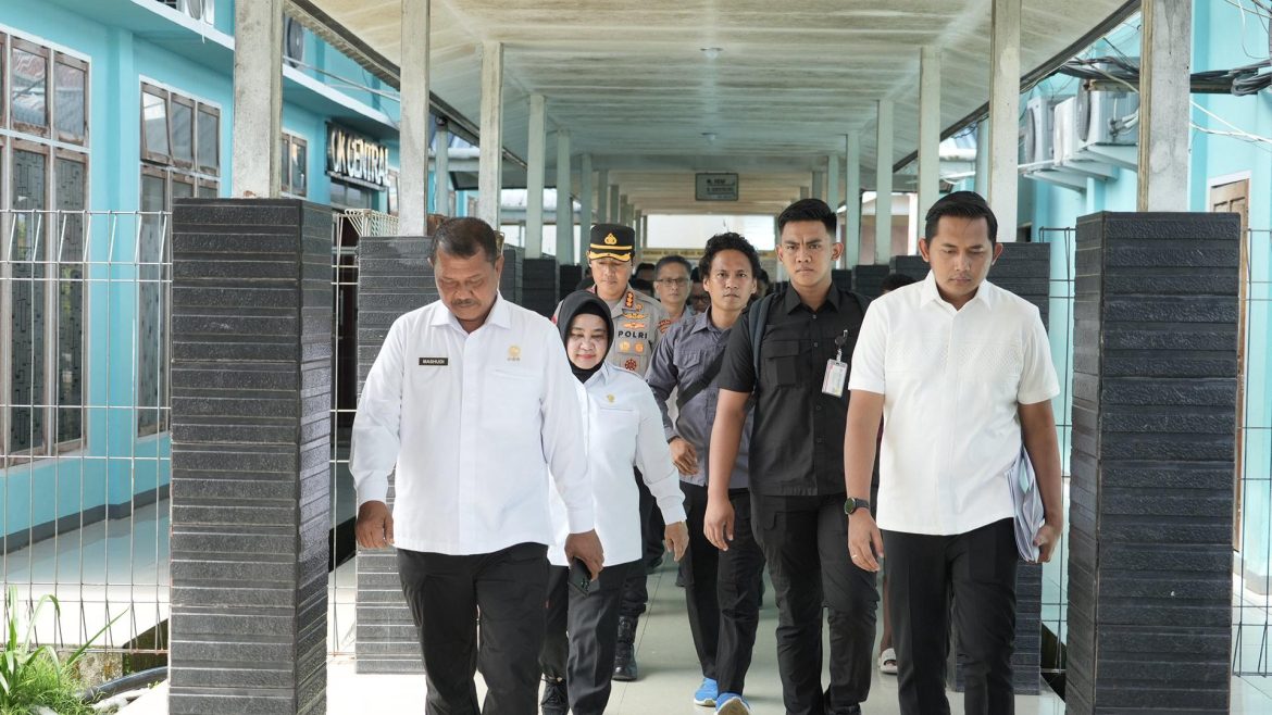 Tiba Di Nabire, Dirjenpas Langsung Sambangu Petugas Lapas Yang Terluka