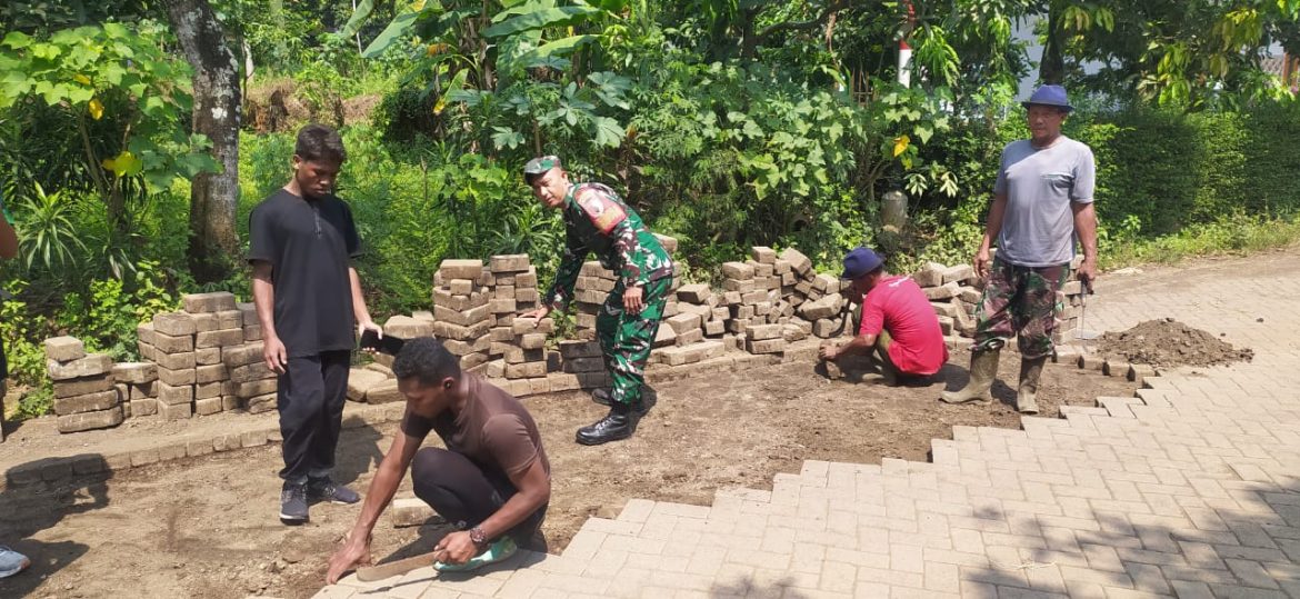 Babinsa Koramil Winongan Bantu Warga Pasang Paving Jalan