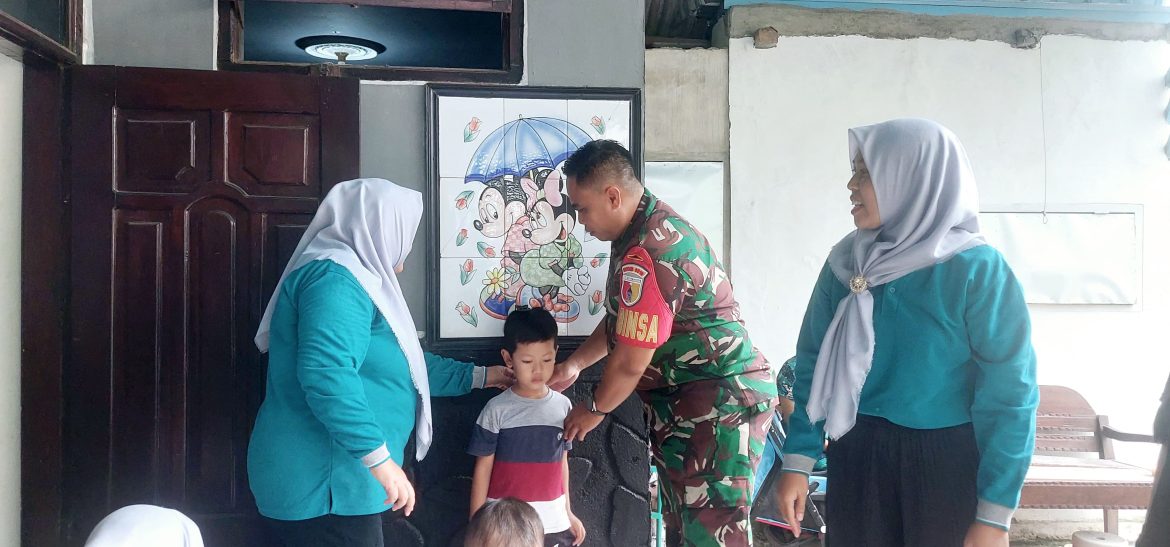 Wujudkan Generasi yang Sehat dan Kuat, Babinsa Dampingi Posyandu
