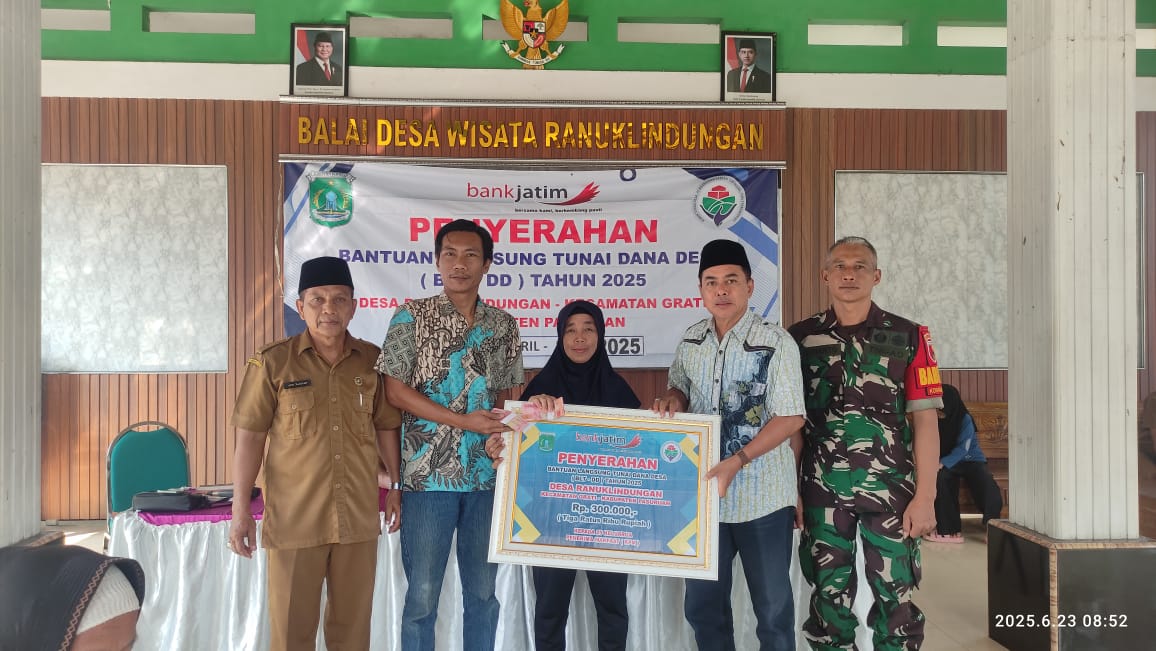 Bersama Pemerintah Desa, Babinsa Pastikan BLT Dana Desa Sampai ke Tangan Warga