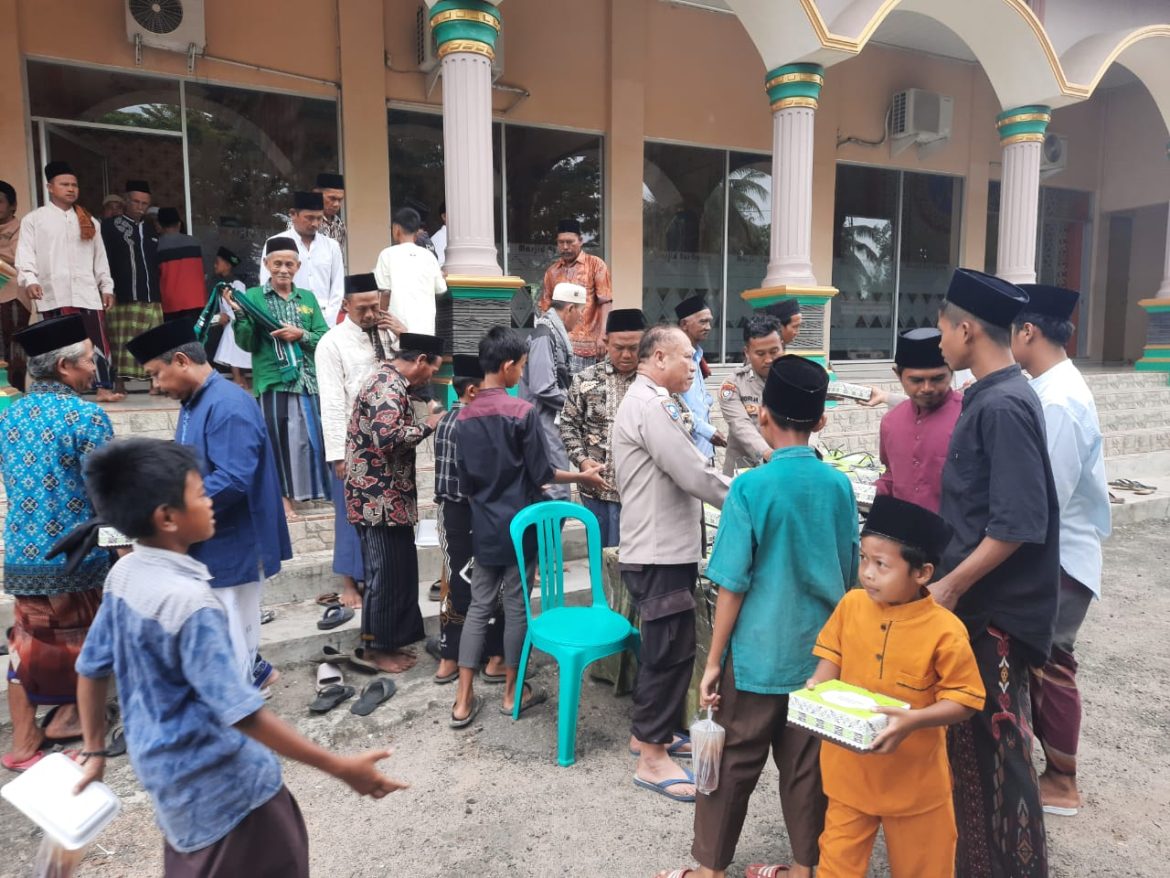 Sambut Hari Bhayangkara Ke-79, Polsek Banjar Agung Bagikan Ratusan Kotak Nasi Gratis di Masjid