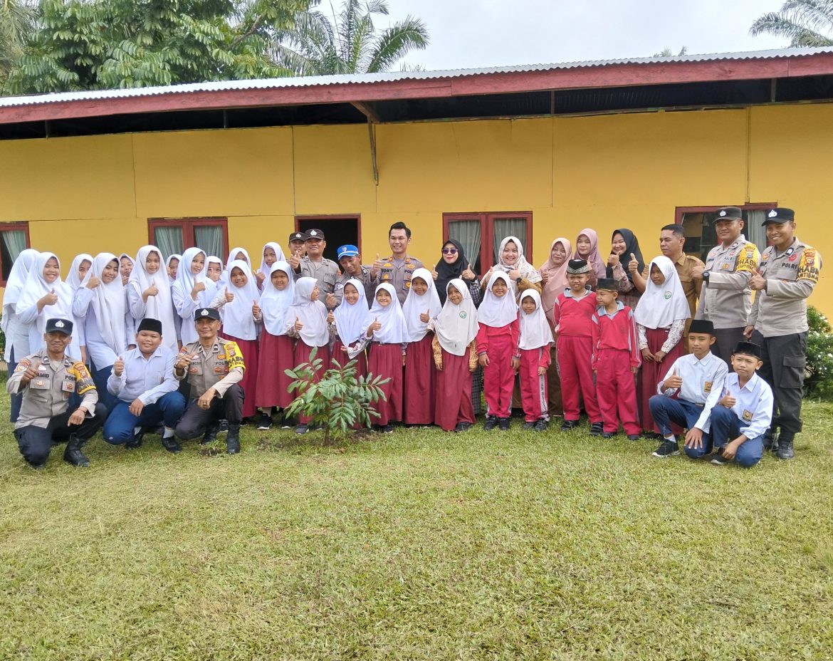*Kapolsek Tambusai Utara dan Siswa SMP IT An-Najiyah Tanam Bibit Tanaman Buah*