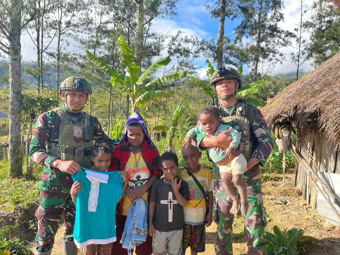 Satgas TNI Sentuh Hati Warga Kampung Wako Dengan Anjangsana dan Bantuan Sargal