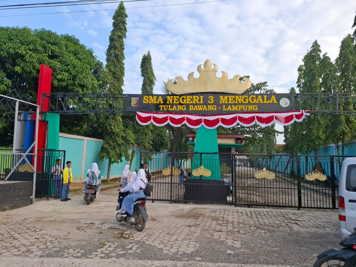 Menyisakan Cerita Dunia Pendidikan Provinsi Lampung Diduga SMA Negeri 3 Menggala Jual Seragam Sekolah Untuk Mencari Keuntungan