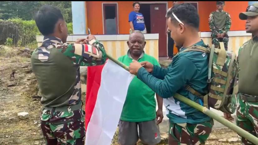 Satgas Yonif 763/SBA Menggandeng Warga Kampung Aisyo Mengibarkan Bendera Merah Putih