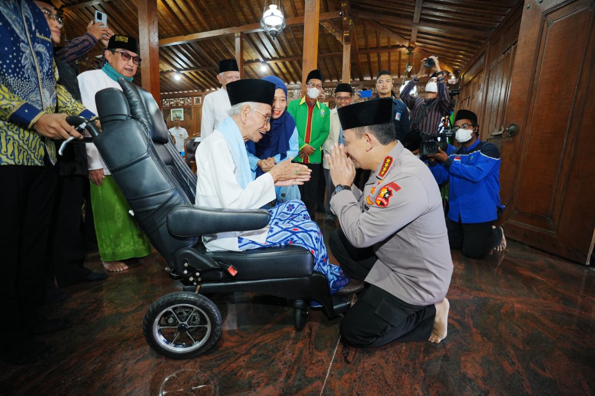 Kunjungi 2 Ponpes di Jatim, Kapolri: Amanat Presiden Menjaga Kerukunan 