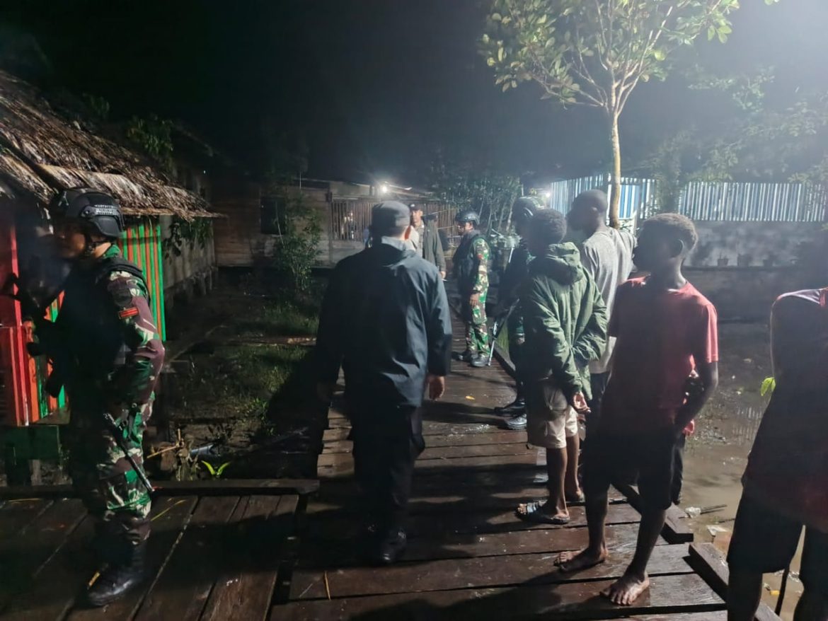 Satgas Pamtas Kewilayahan Yonif 123/Rajawali dan Polres Asmat Gelar Patroli Gabungan di Agats