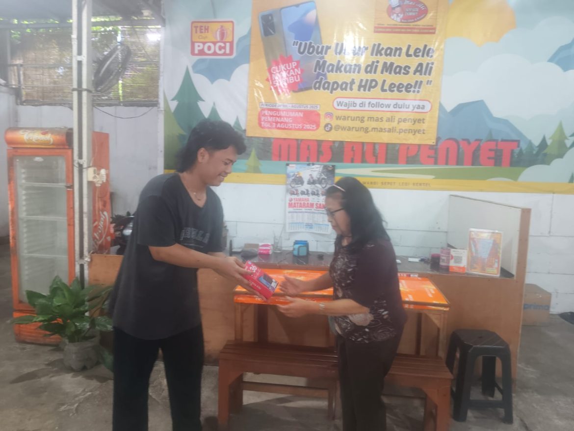 Warga Wonodri Pelanggan Setia Warung Makan Mas Ali Sompok Semarang Terima Hadiah Handphone