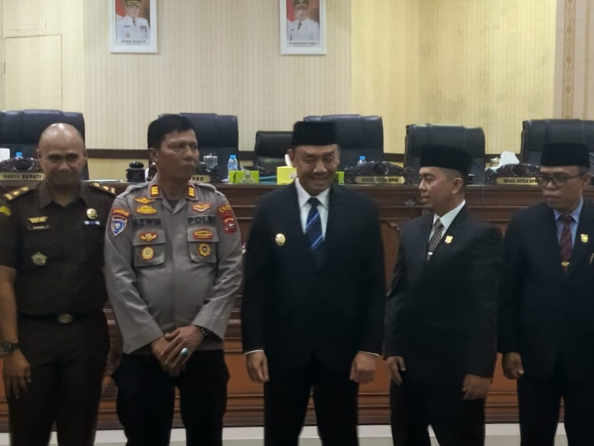 Pimpinan DPRD dan Wakil Bupati Agam Tandatangani Bersama Persetujuan Ranperda