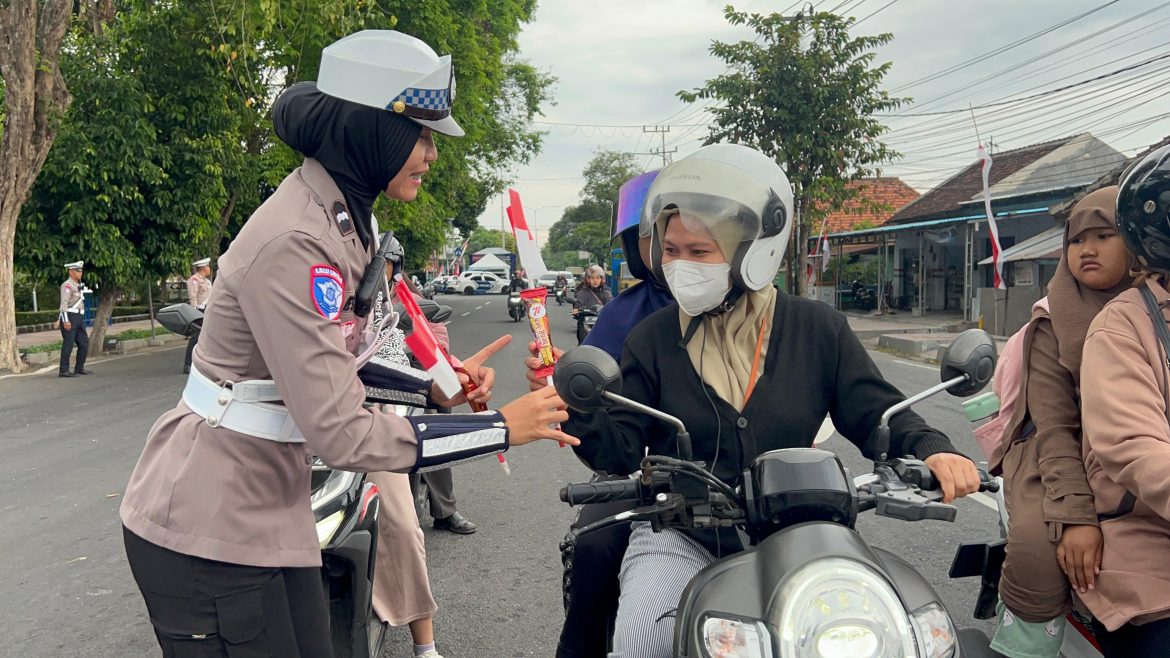 Aksi Simpatik Polisi Wanita Polresta Banyuwangi di Hari Jadi Polwan ke -77 Gatur Lalin Sambil Berbagi Coklat