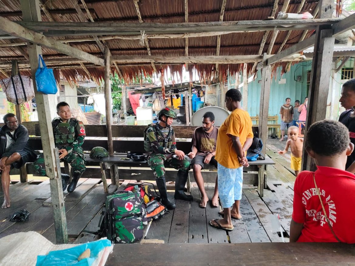 YONIF 123/RAJAWALI, Pos Suator Laksanakan Layanan Kesehatan Door to Door untuk Masyarakat Distrik Suator