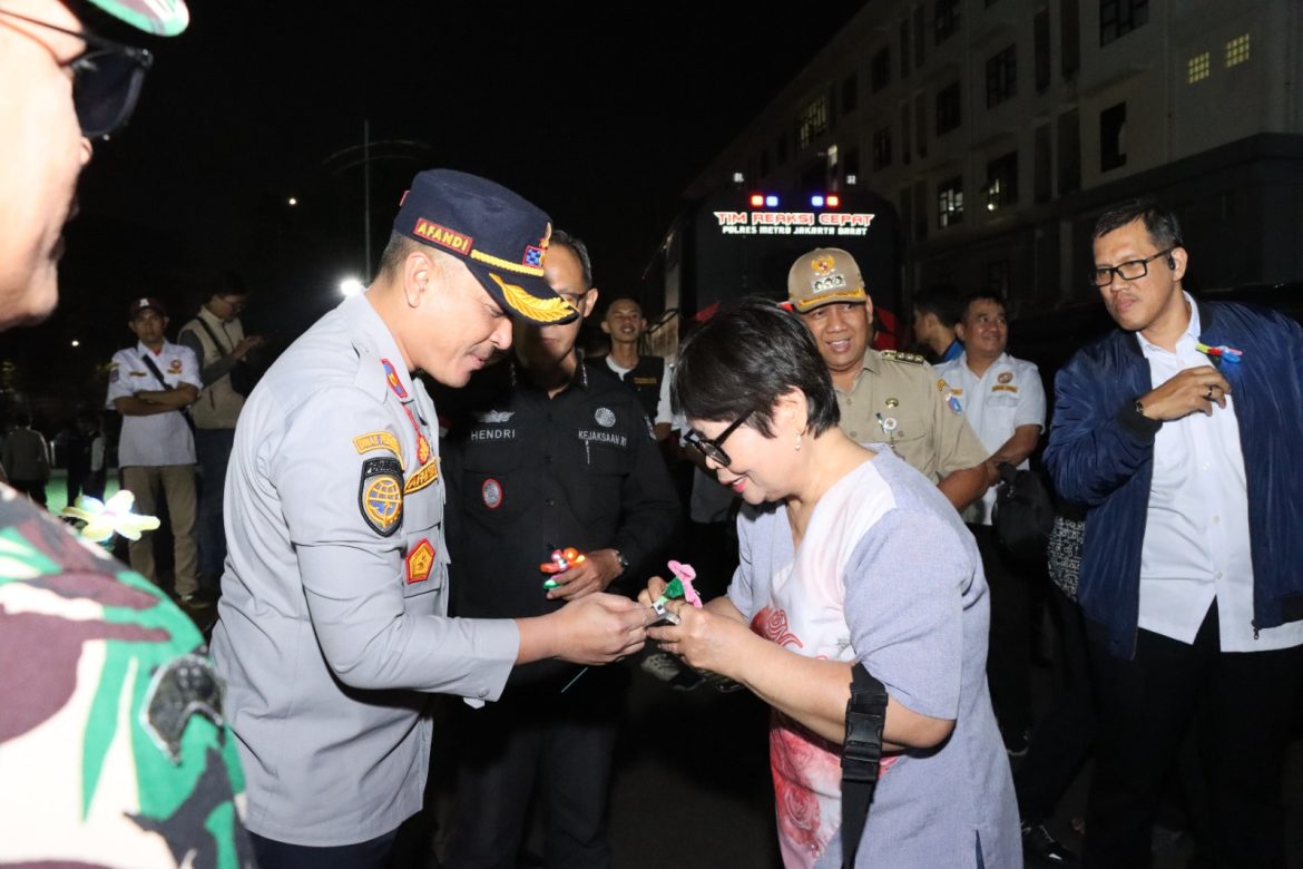 Momen Menyentuh di Polres Jakbar, Warga Beri Dukungan dengan Bunga Hiasan Menyala
