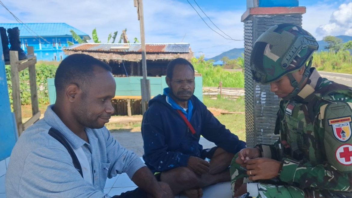 Kesehatan Masyarakat Adalah Prioritas Utama, Satgas Yonif 521/DY Melaksanakan Pelayanan Gratis Warga yang Datang Berobat ke Pos TNI