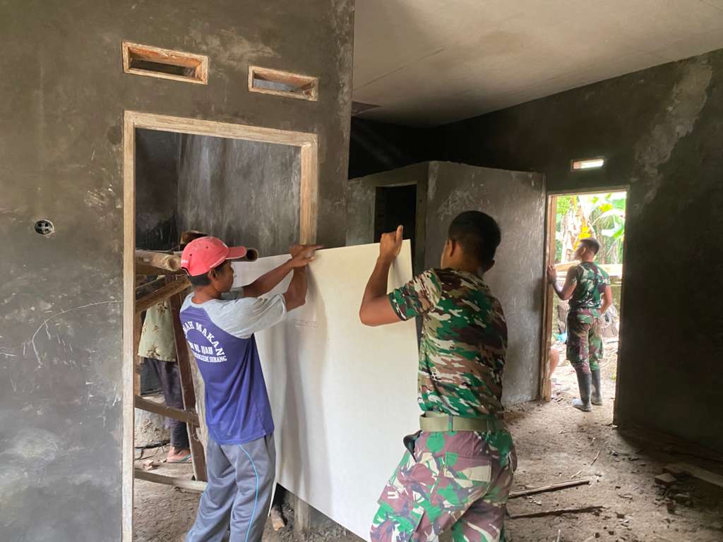 Satgas TMMD ke-126 Kodim 0601/Pandeglang Laksanakan Pemasangan Plafon pada Rumah RLTH di Desa Cikentrung