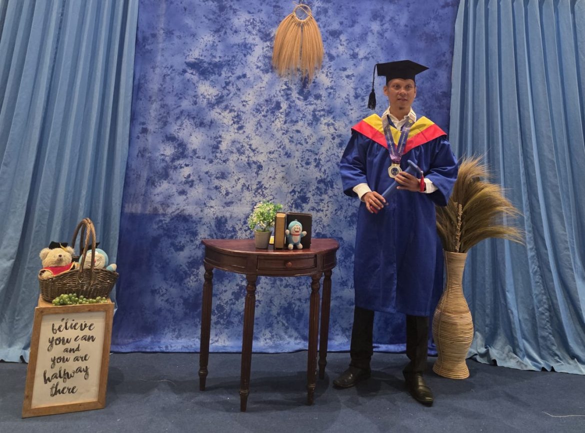 Wisuda Unitomo 2026: Arri Prasetiyawan Pratama Resmi Sandang Gelar Sarjana Hukum