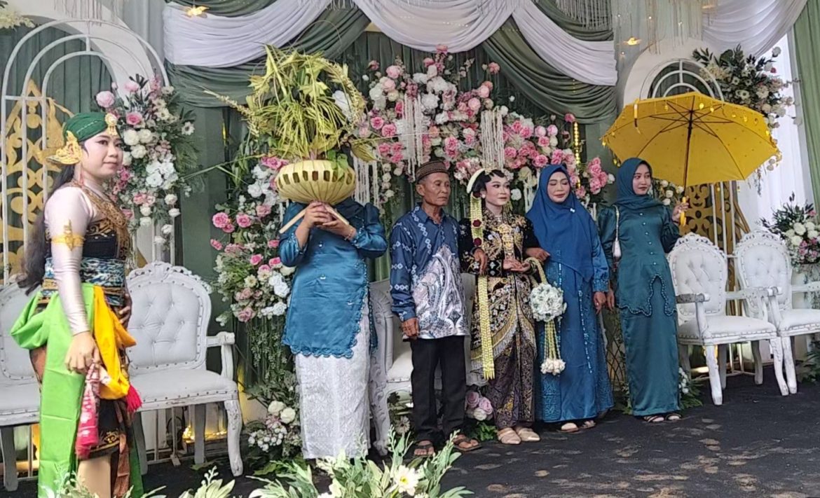 “Semarak Pernikahan Devi & Ilham: Perpaduan Khidmatnya Ijab Kabul dan Pelestarian Budaya”