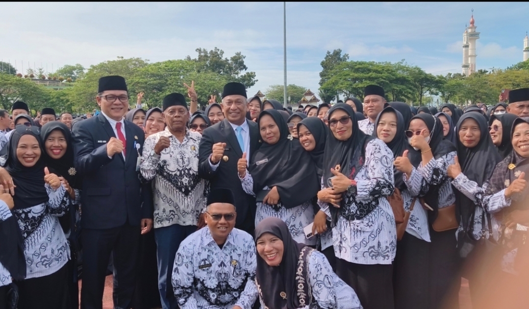 “Bupati Anton Pimpin Upacara Hardiknas 2026, Salami Guru-Guru di Lingkungan Pemkab Rohul”