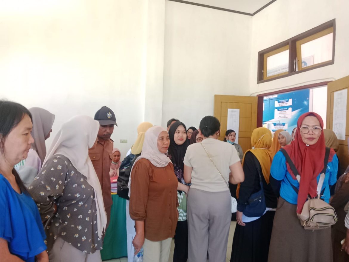Orang Tua Calon Siswa Datangi Kacabdis Pendidikan Kab. Muna Protes Kebijakan Sistem Rombongan Belajar