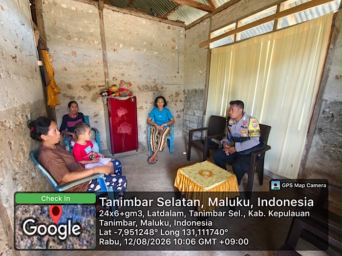 Bhabinkamtibmas Latdalam Sambangi Warga dari Rumah ke Rumah