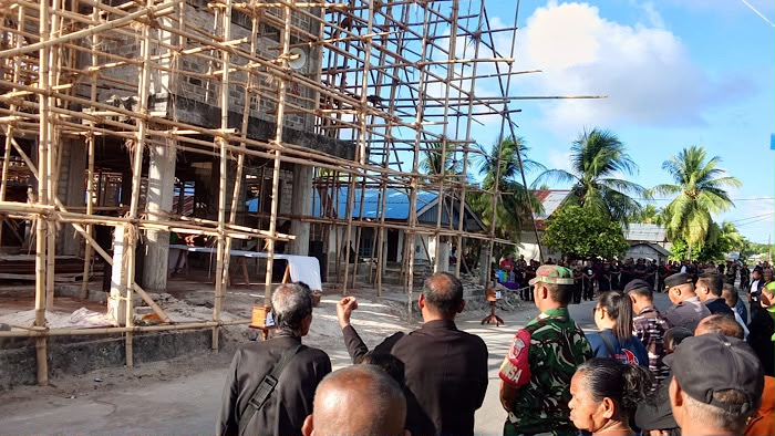 Kapolsek Selaru Hadiri Penutupan Atap Gereja GPM Adaut, Perkuat Sinergi dan Kerukunan