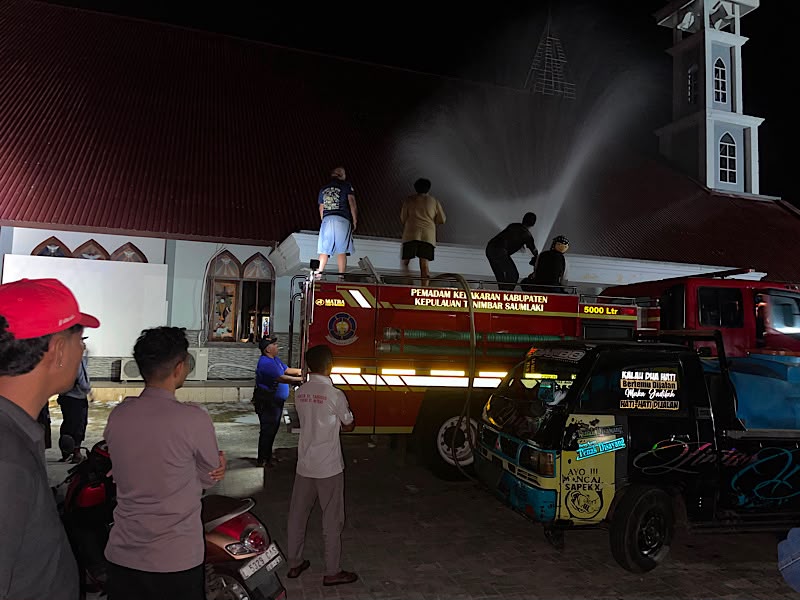 Polres Tanimbar dan Warga Cepat Padamkan Kebakaran Gereja St. Matias
