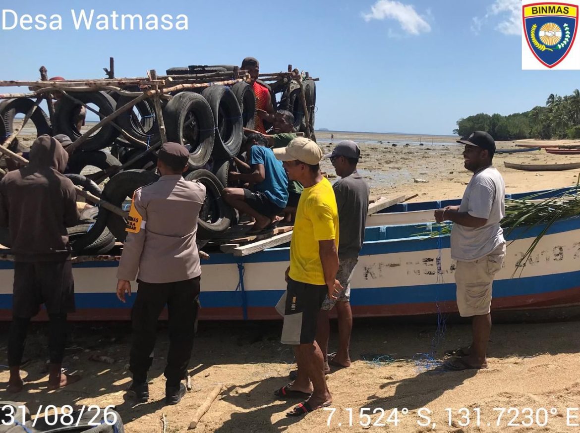 Pererat Silaturahmi Pesisir, Bhabinkamtibmas Watmasa Sambangi Warga Pembuat Rompong Ikan