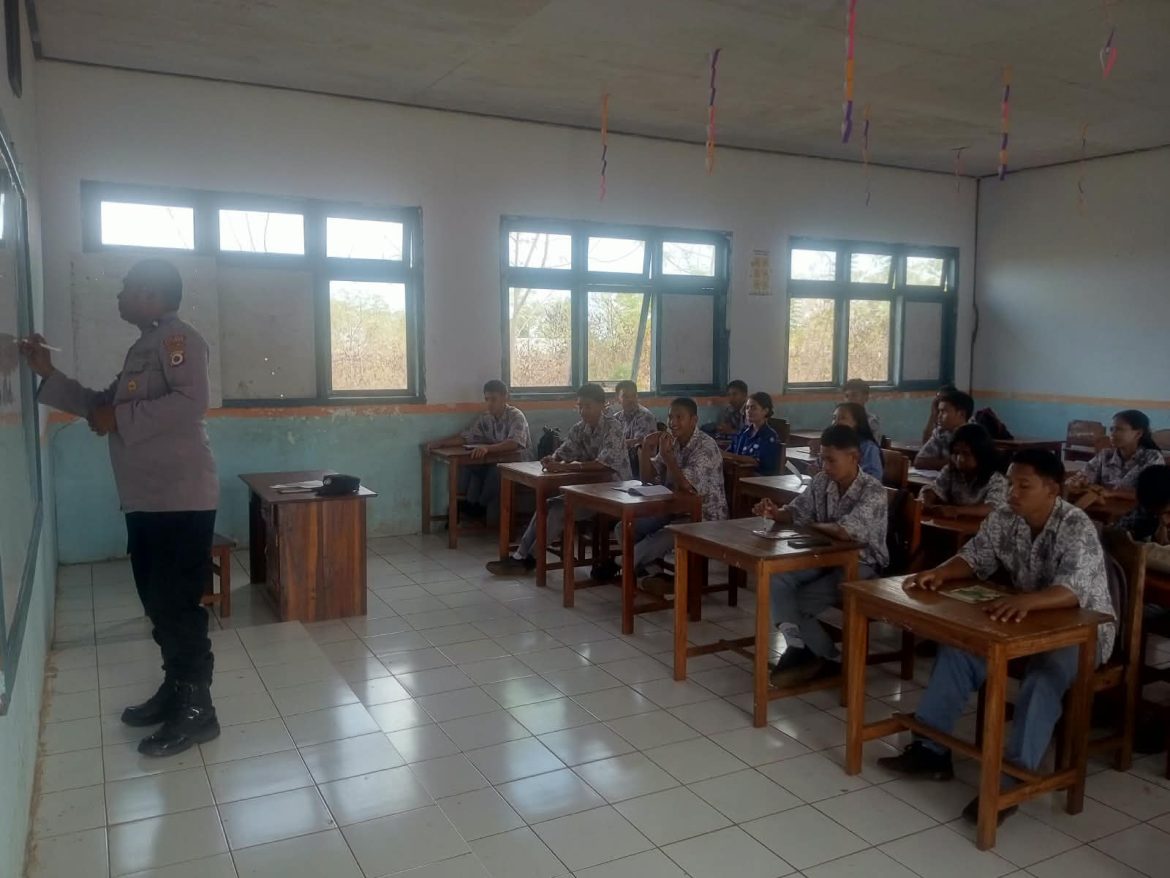 Polsek Wermaktian Gelar “Polisi Mengajar” di SMAN 13 Kepulauan Tanimbar, Edukasi Siswa Tertib Lalu Lintas