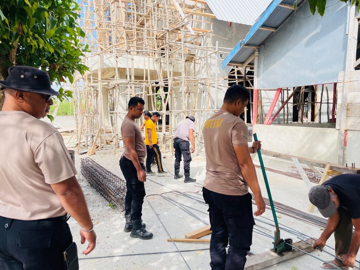 Percepat Pembangunan Gereja Stasi Santa Elisabeth, Polsek Selaru Gelar Bakti Religi di Desa Adaut
