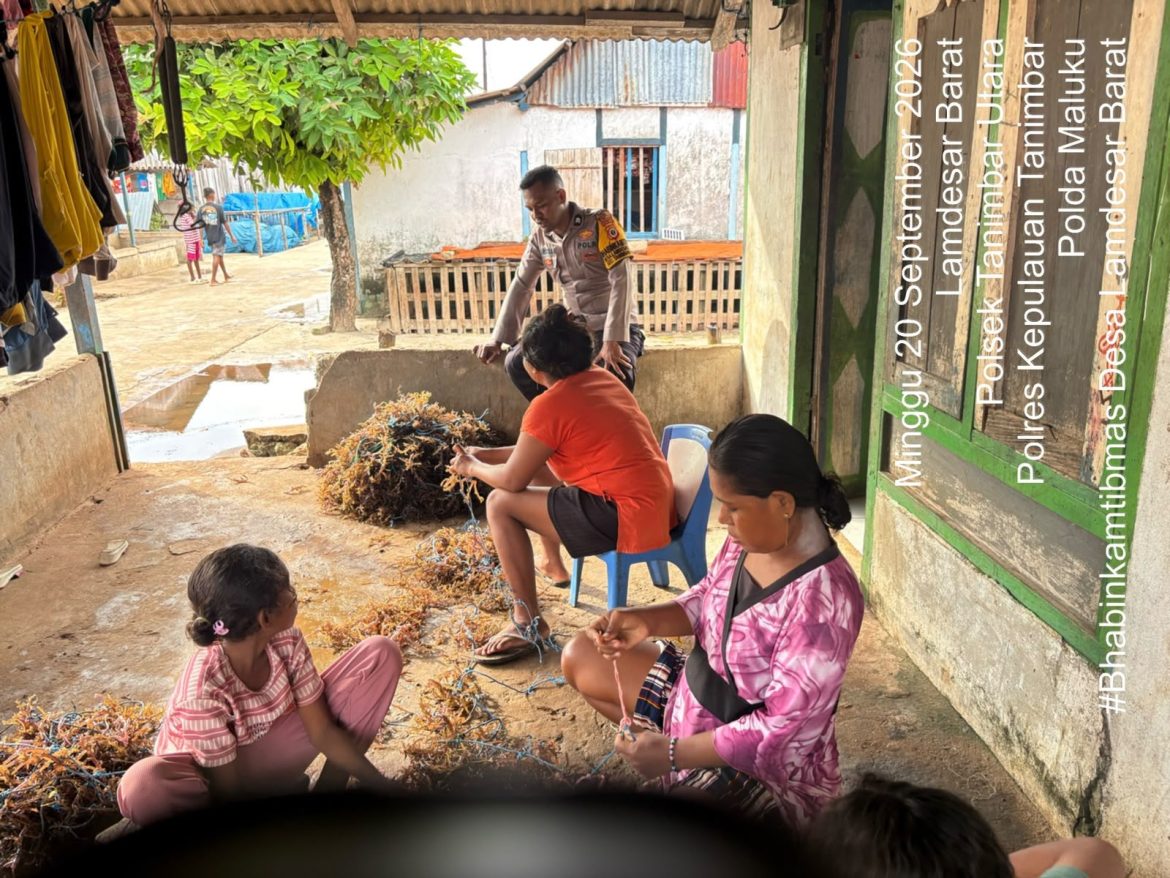 Dukung Ekonomi Pesisir, Bhabinkamtibmas Lamdesar Barat Sambangi Petani Rumput Laut