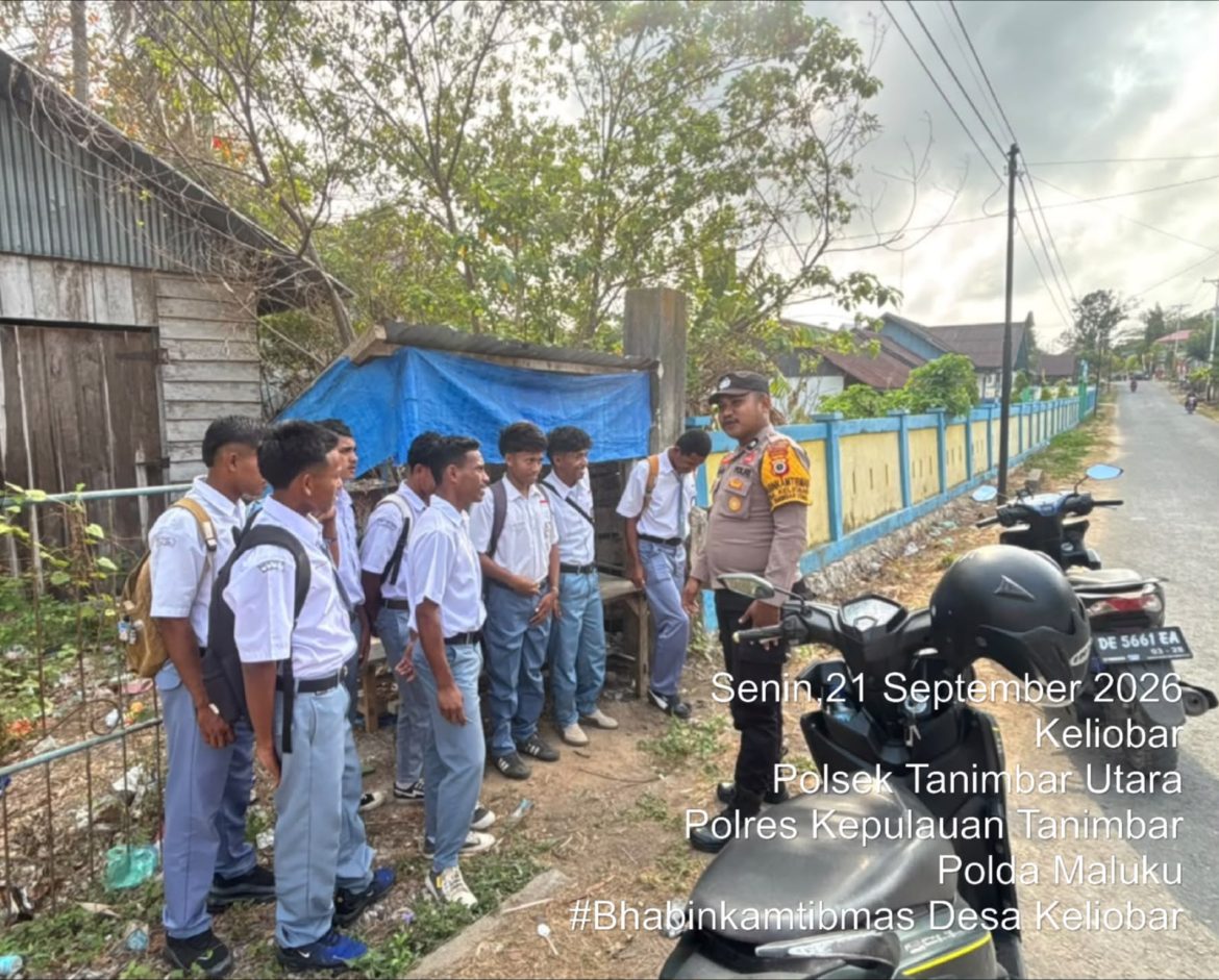 Lewat Sambang Dialogis, Bhabinkamtibmas Desa Keliobar Sapa Pelajar yang Pulang Sekolah