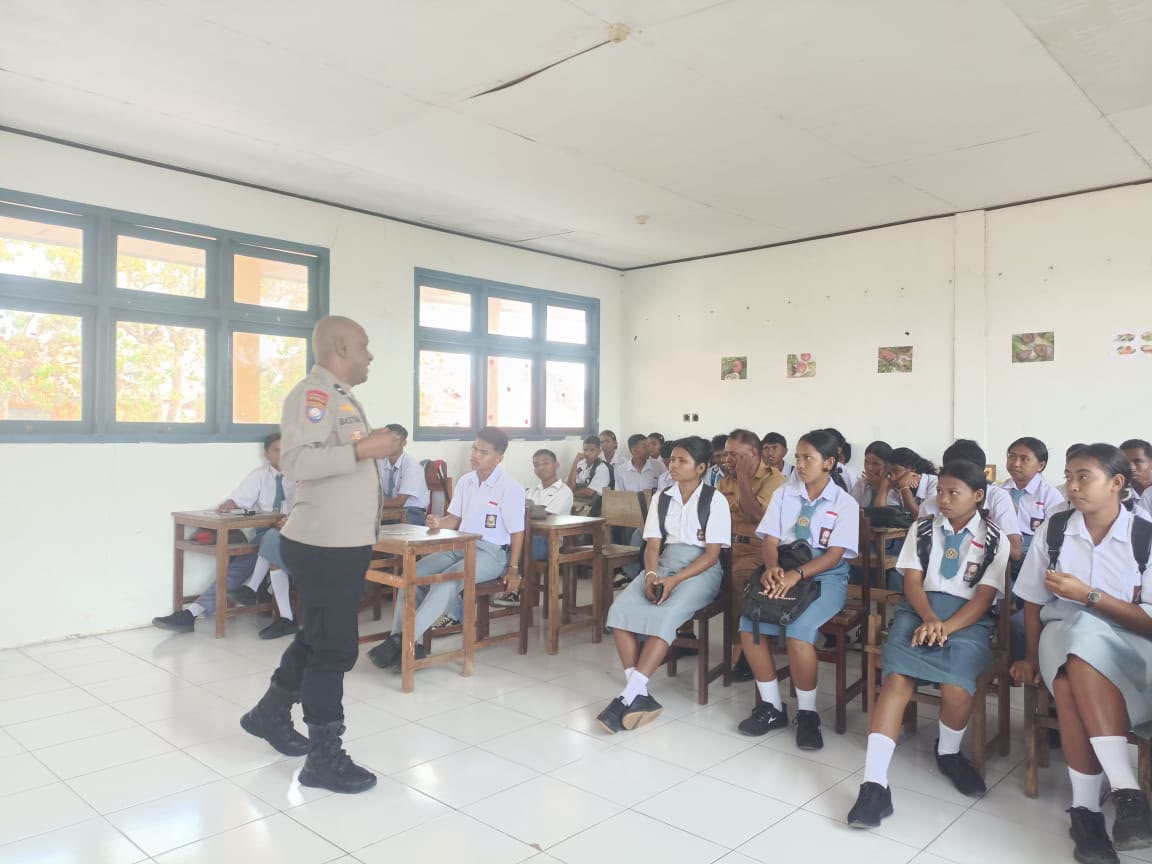 Lewat Polisi Mengajar, Polsek Tanimbar Utara Edukasi Siswa SMKN 1 Soal Bahaya Narkoba dan Miras