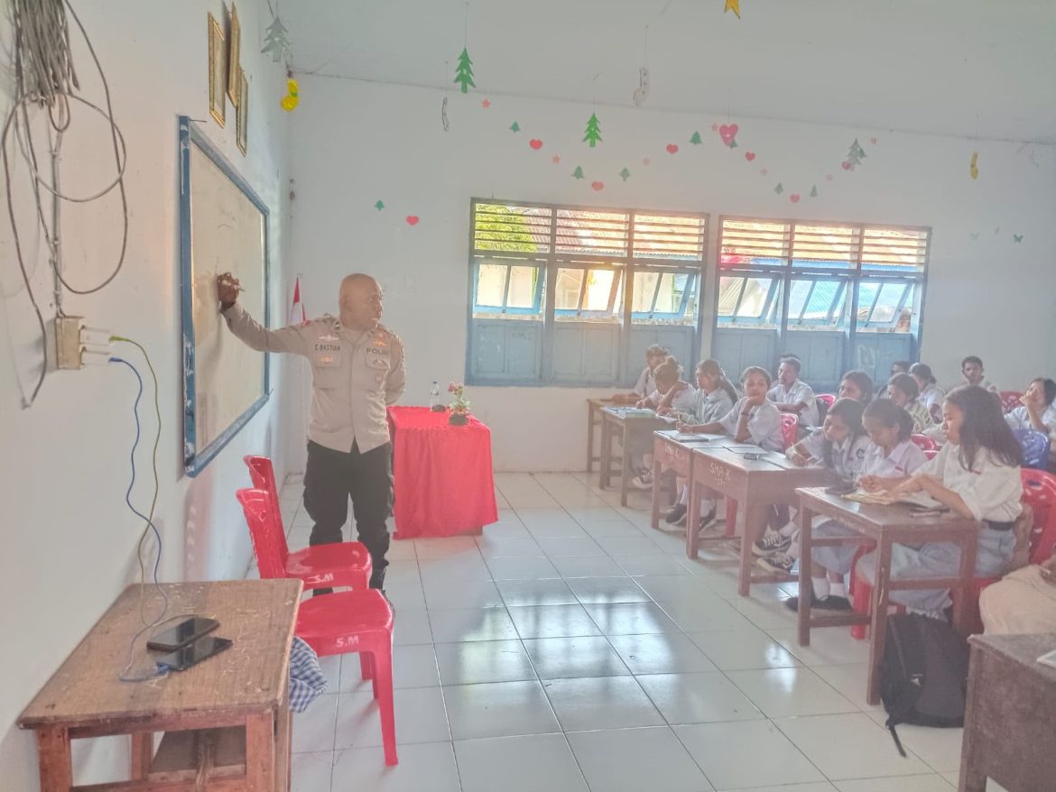 Dukung Program Unggulan Kapolda Maluku, Polsek Tanut Bawa Harapan Baru Lewat ‘Polisi Mengajar’ di SMA Kristen 1