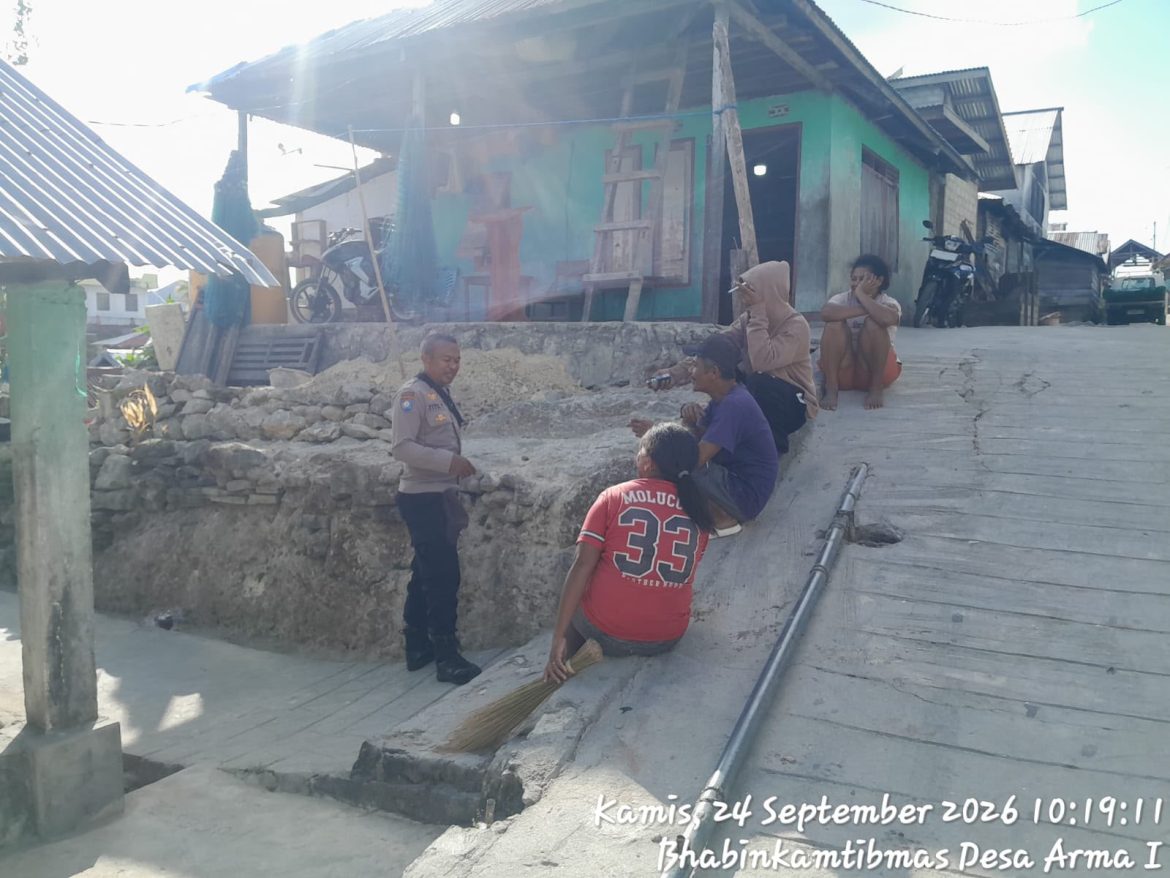 Jaga Kondusifitas Desa Binaan, Bhabinkamtibmas Arma I Edukasi Warga Bahaya Karhutla dan Miras