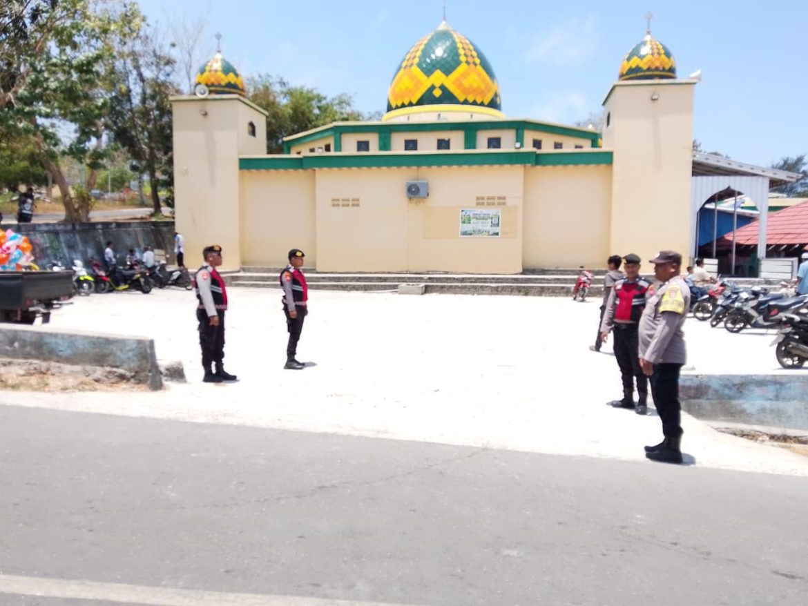 Jaga Kekhusyukan Salat Jumat, Sat Samapta Polres Kepulauan Tanimbar Gelar Pengamanan dan Aksi Humanis di Saumlaki