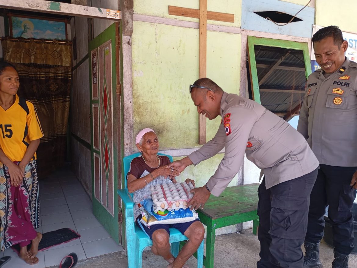 Wujudkan Kepedulian bagi Lansia, Polsek Tanimbar Selatan Gelar Aksi Berbagi Sembako di Desa Latdalam