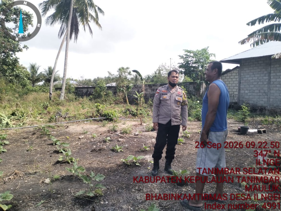 Dukung Ketahanan Pangan dan Cegah Karhutla, Bhabinkamtibmas Ilngei Sambangi Petani di Kebun