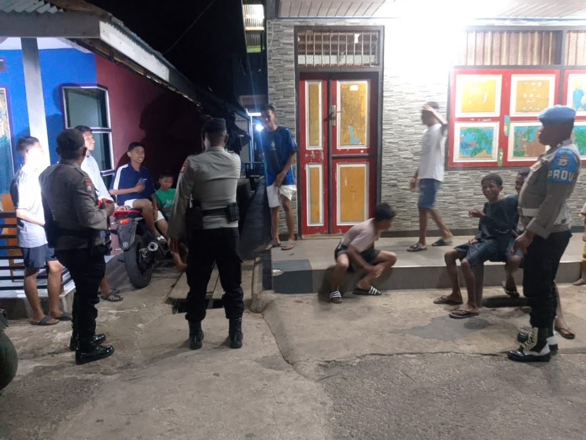 Jaga Kamtibmas dan Sambang Warga, Polsek Wermaktian Intensifkan Patroli Dialogis Malam Hari