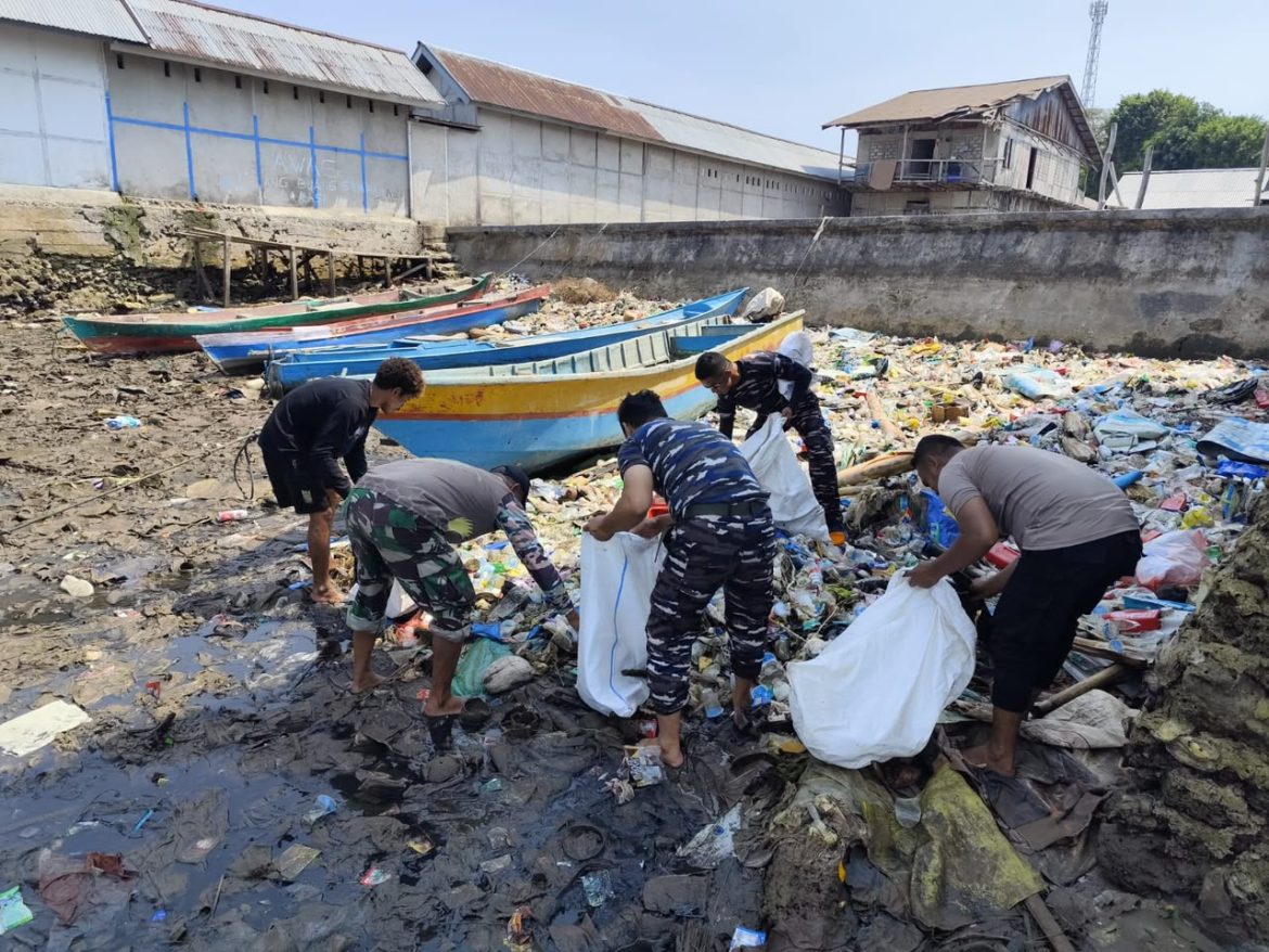 Sinergi TNI-Polri dan Warga Bersihkan Pesisir Larat Sambut HUT TNI ke-81