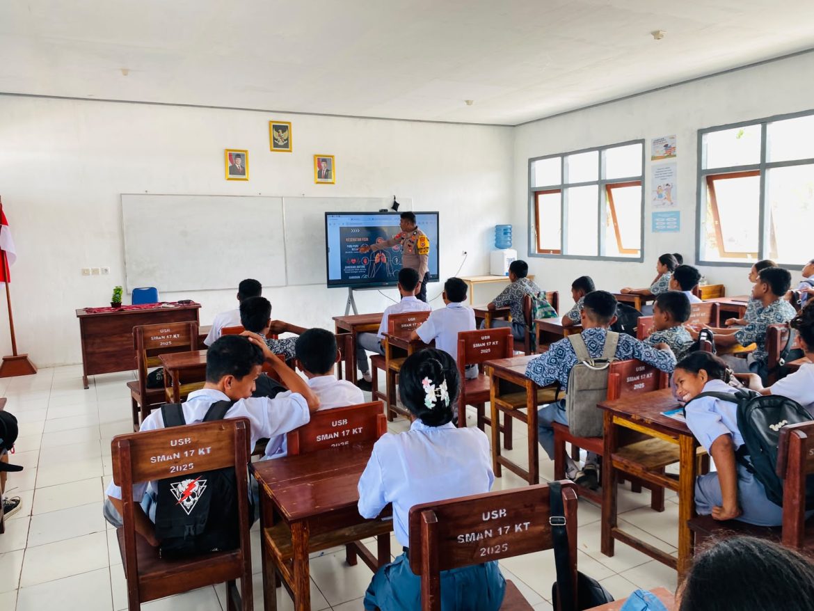 Cegah Bahaya Narkoba dan Miras, Polsek Selaru Edukasi Siswa Lewat Program Polisi Mengajar