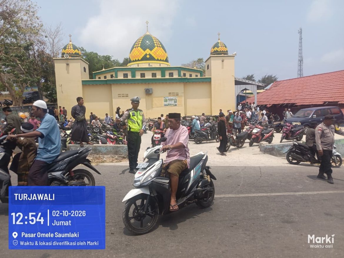 Sat Lantas Polres Tanimbar Siaga Pengaturan Lalu Lintas Jelang Sholat Jumat di Saumlaki