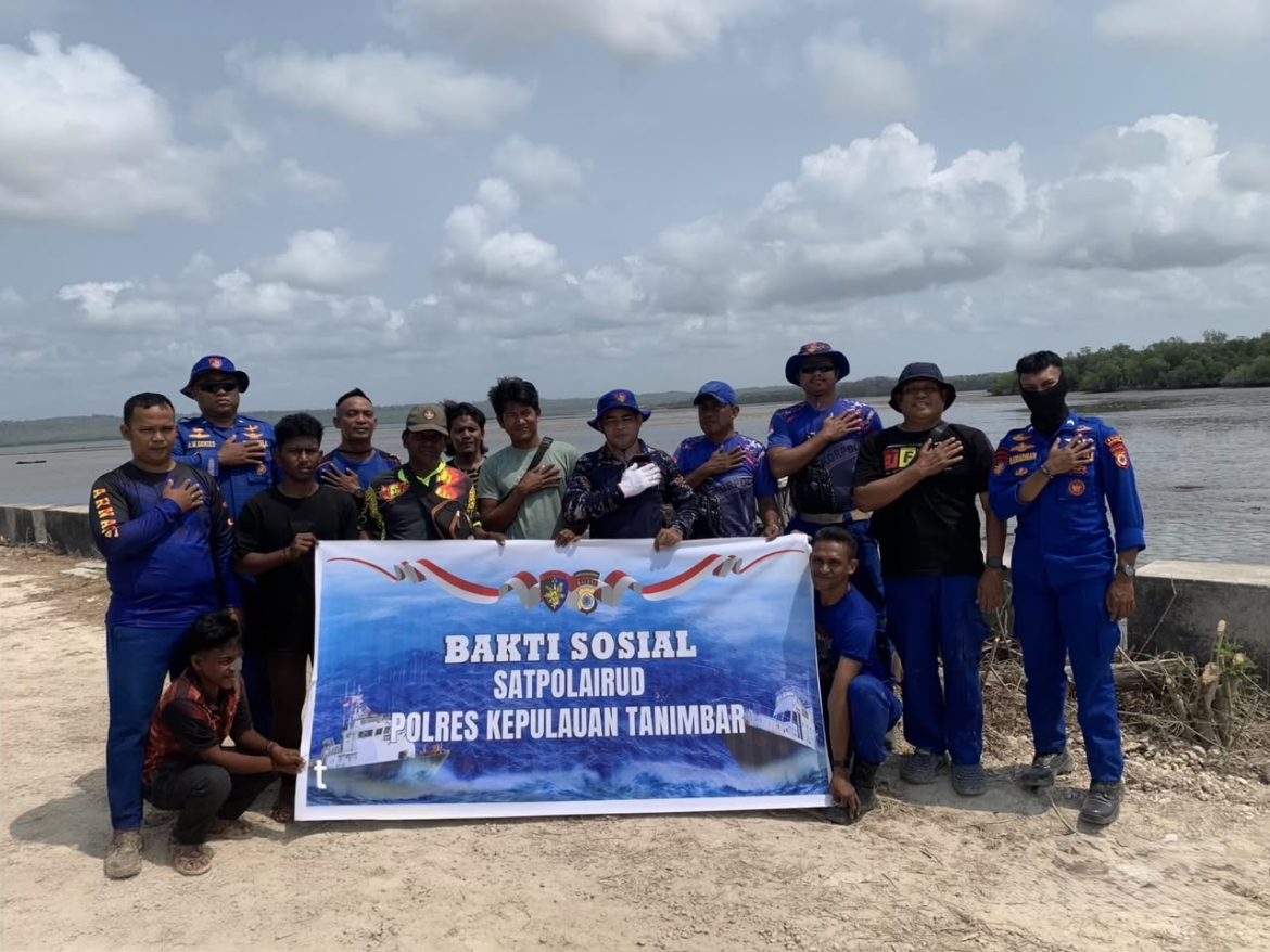 Peduli Ekosistem Pesisir, Sat Polair Polres Tanimbar Gelar Aksi Bersih Pantai Bersama Nelayan Omele