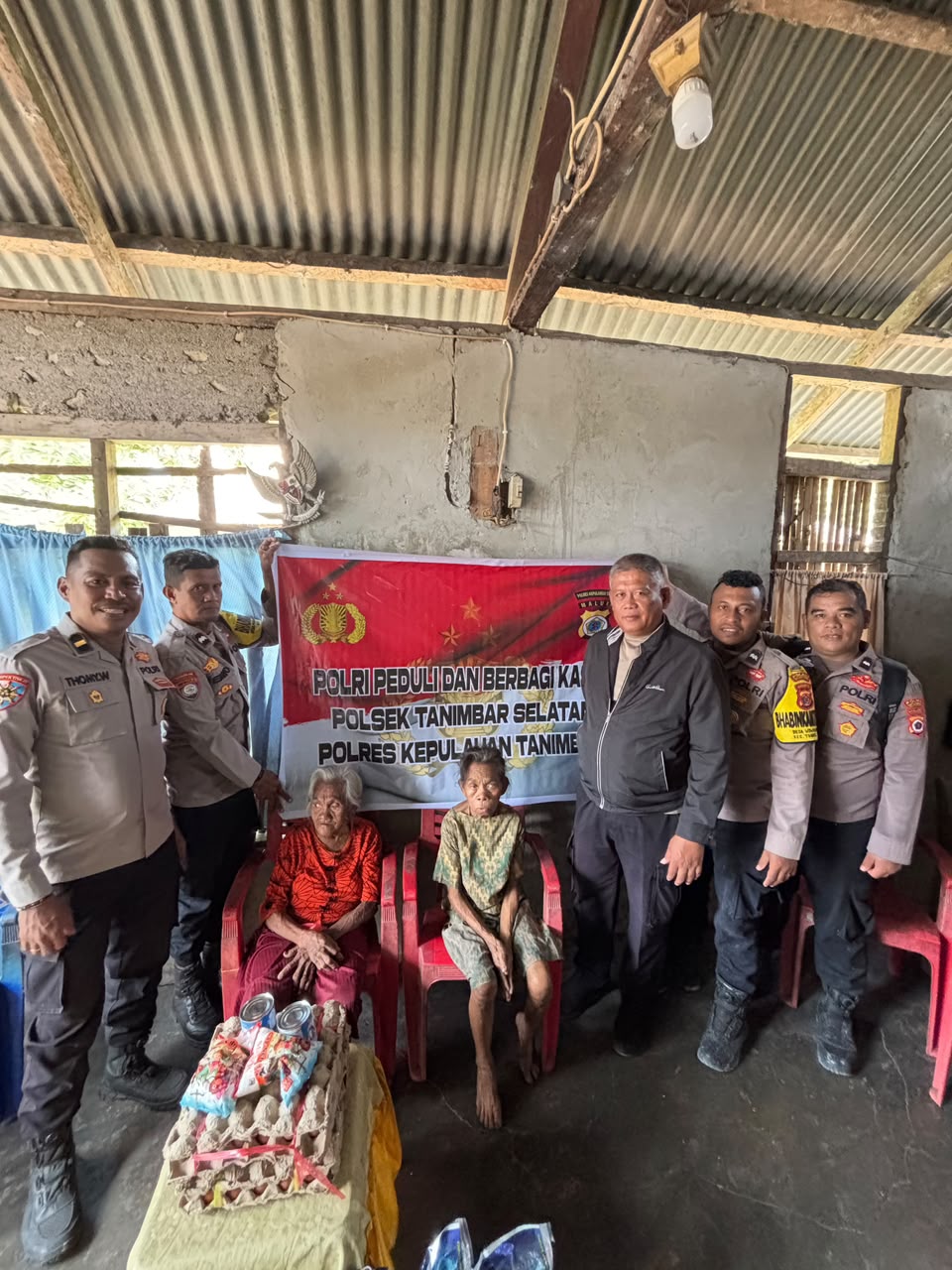 Sentuhan Kasih di Desa Wowonda, Polsek Tanimbar Selatan Sambangi Rumah Lansia dan Warga Kurang Mampu