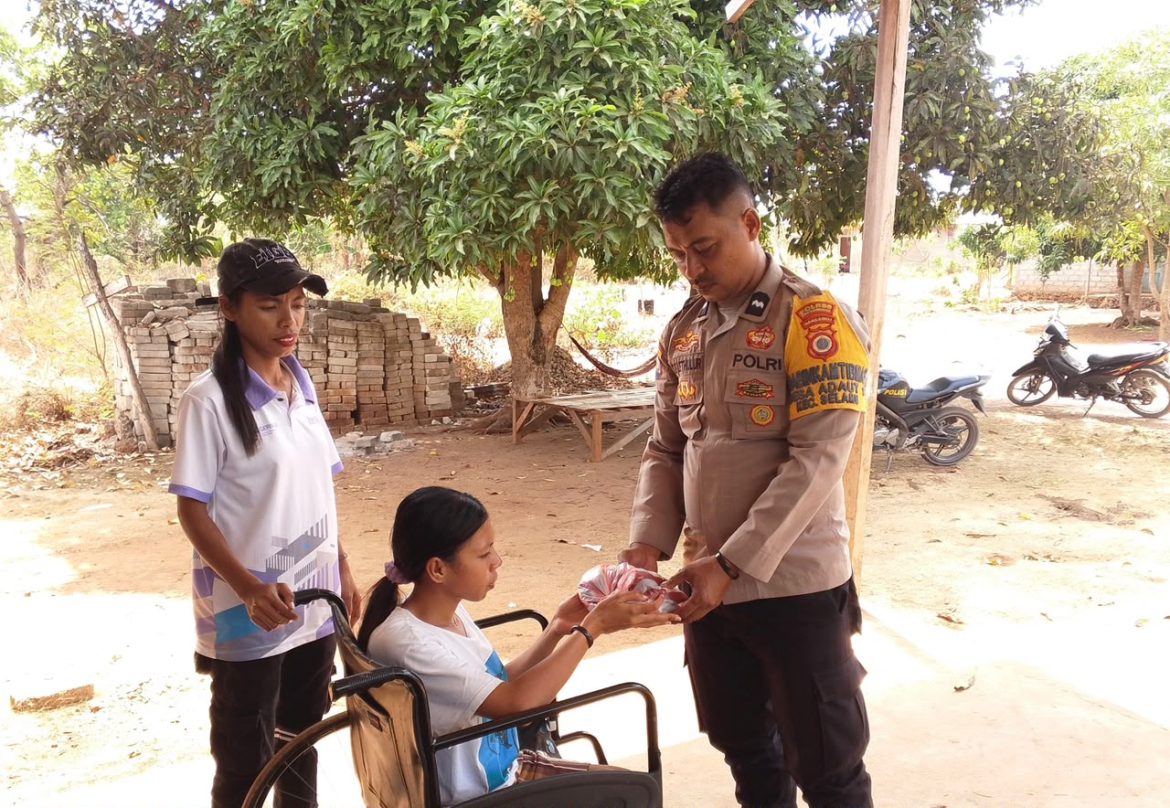 Sentuhan Kemanusiaan di Selaru, Bhabinkamtibmas Adaut Sambangi dan Salurkan Bansos ke Warga Disabilitas