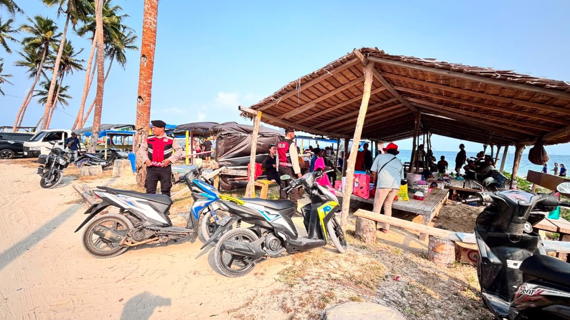 Ciptakan Rasa Aman Wisatawan, Sat Samapta Polres Tanimbar Patroli Dialogis di Pantai Weluan