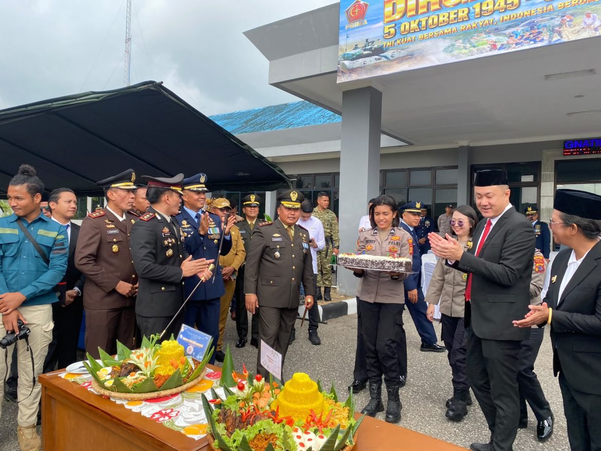 Kejutan Manis Kapolres Kepulauan Tanimbar Serahkan Kue Ultah Usai Upacara HUT TNI ke-81