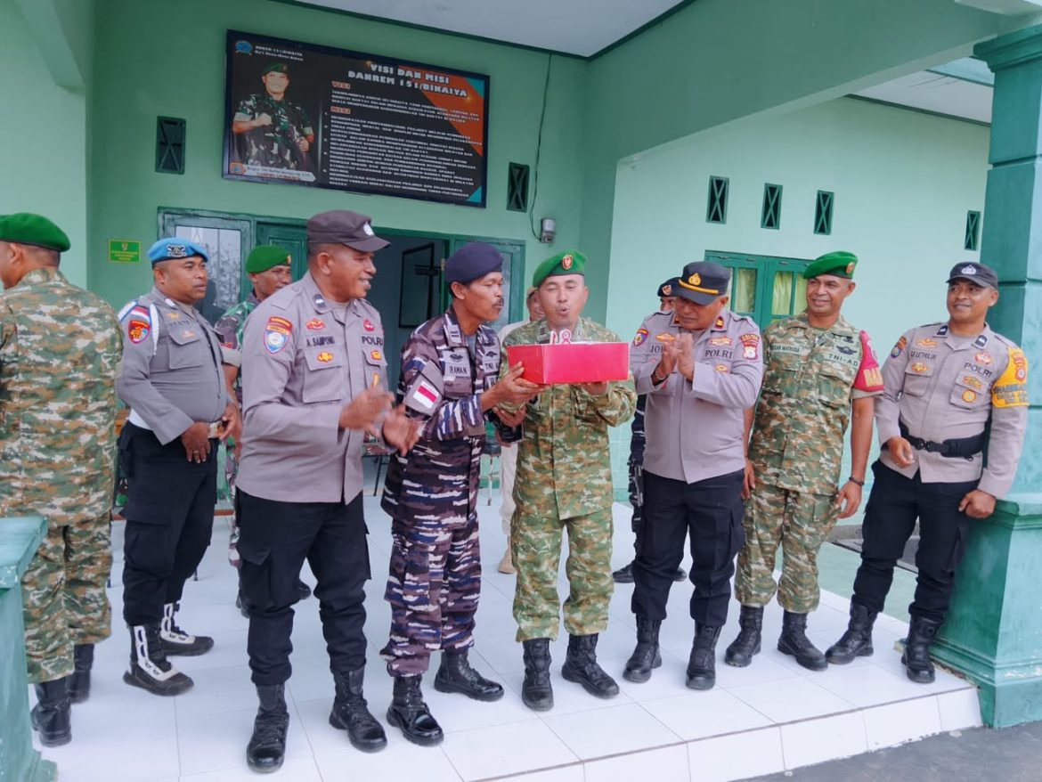 Kompak, Polsek Selaru Beri Kejutan Kue Ultah di Mako TNI Saat HUT ke-81