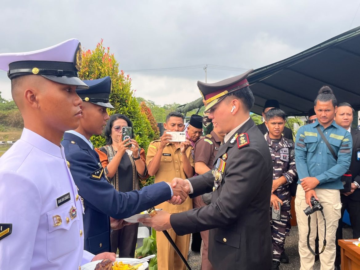 Kapolres Kepulauan Tanimbar Hadiri Peringatan HUT TNI ke-81 di Lanud IG Dewanto