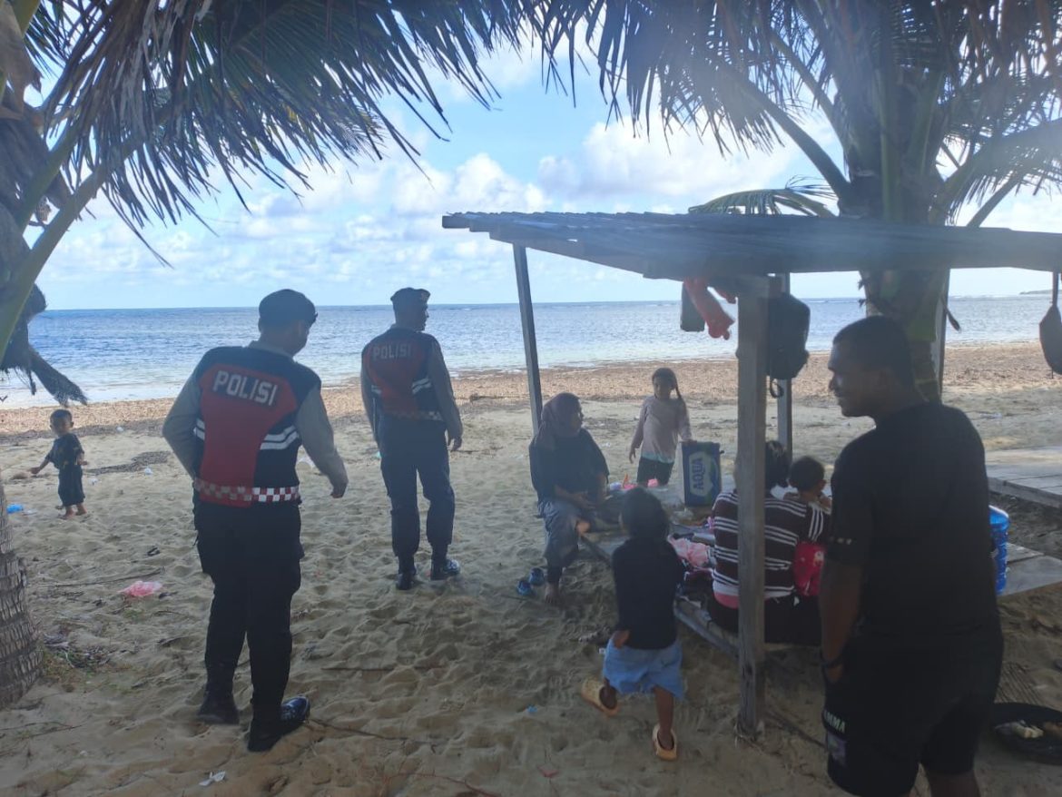 Ciptakan Rasa Aman Pengunjung Wisata, Sat Samapta Polres Kepulauan Tanimbar Intensifkan Patroli Dialogis di Pantai Weluan